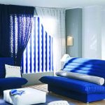 plavi kauč u dizajnu sobe