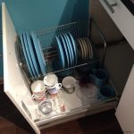sušička na nádobí v posuvné skříni