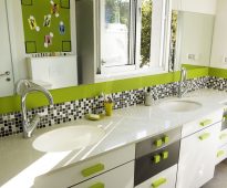 beyaz-yeşil banyo dolabı
