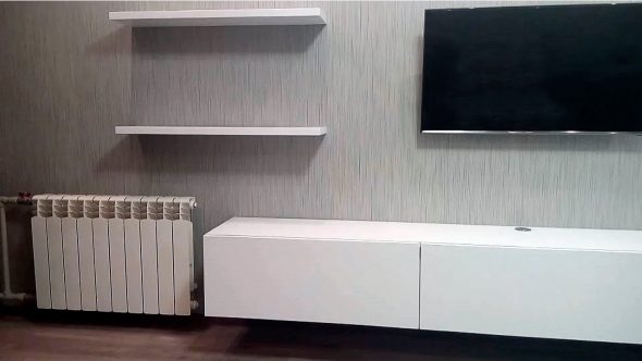 White TV shelf na walang hawak