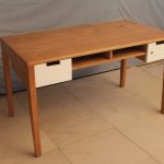 Drewniane biurko z meblami