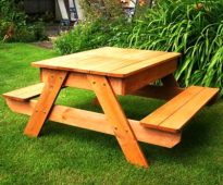 Wooden street table para sa pagbibigay
