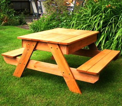 Wooden street table para sa pagbibigay