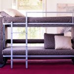 sofą galima konvertuoti į dviaukštę lovą