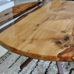 Još jedan svijetli drveni stol može biti okrugli.