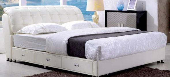 Manželská postel s bílými zásuvkami