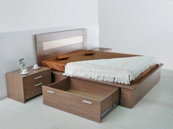 Double bed na may mga drawer na walang gabay