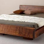 Łóżko wykonane z litego drewna