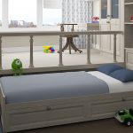 Bed-pódium se zásuvkami v dětském pokoji
