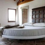 Okrągłe łóżko bez zagłówka w minimalistycznym stylu