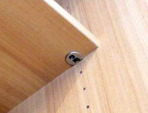 Reliable mounting shelves in the closet compartment