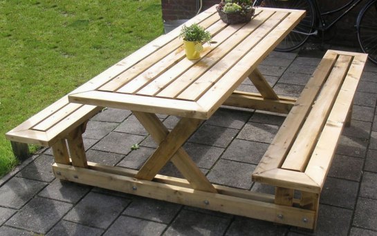 Wooden table ng hardin na may mga benches