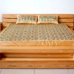 Pine - the perfect material for the bed