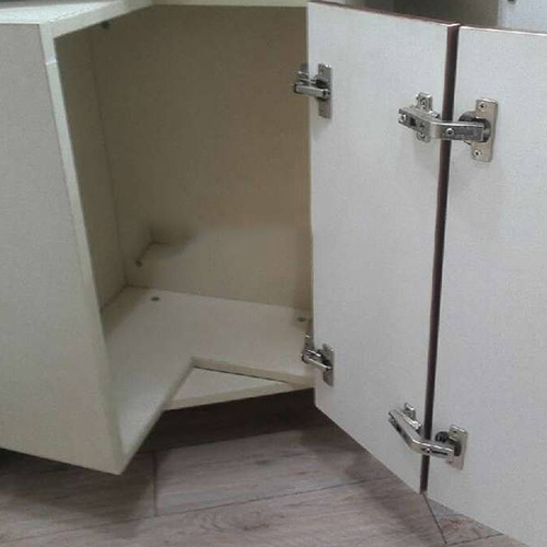 Drzwi kompozytowe w narożnej szufladzie zabezpieczone dwoma zestawami zawiasów
