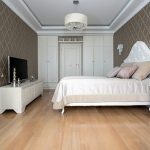 Beyaz mobilyalı yatak odası