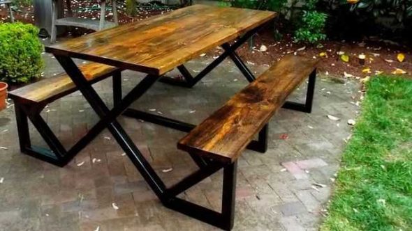 Stół z ławkami do dawania