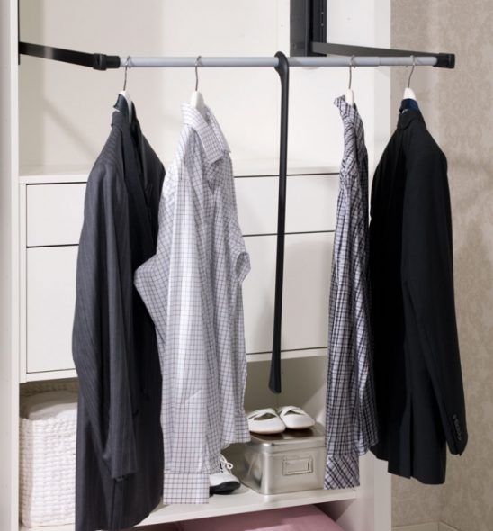 Pag-slide ng mekanismo para sa wardrobe sa ilalim ng mga hanger