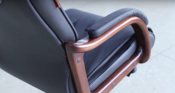 juoda biuro kėdė