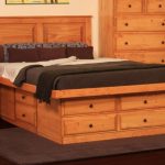 drewniane podwójne łóżko z szufladami pomysły na zdjęcia do małej sypialni