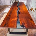 drewniany stół wykonany z kawałków drewna