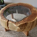 drewniany stół wykonany z drewna