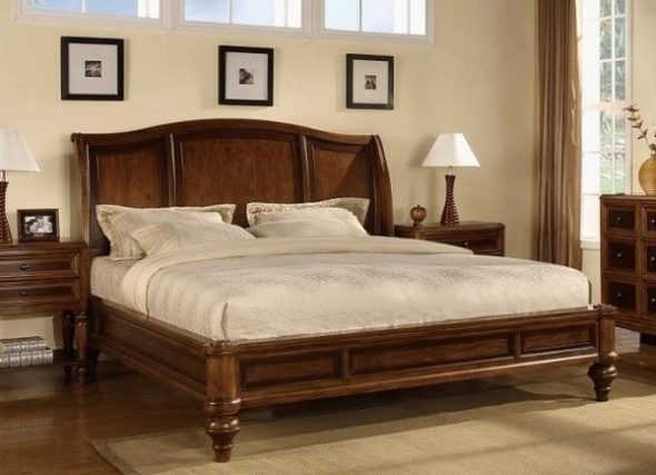 podwójne łóżko z litego drewna we wnętrzu