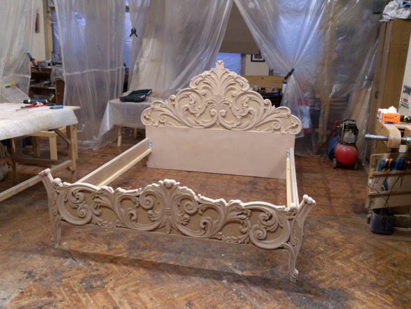 rzeźbiona rama łóżka