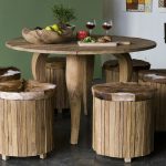 okrągły drewniany stół