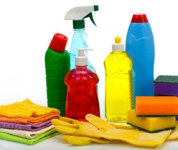 tarvittavat työkalut pehmustettujen huonekalujen puhdistamiseen kotona
