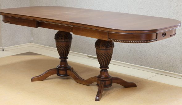 owalny drewniany stół
