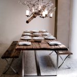 Drewniany stół w stylu skandynawskim