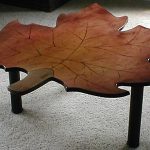 drveni stol u obliku lista