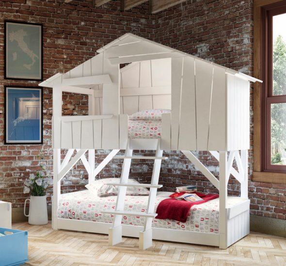 Łóżko piętrowe z dwoma łóżkami w formie domu