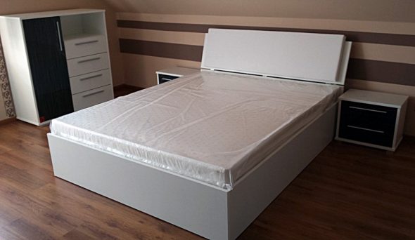 Białe łóżko z płyty wiórowej
