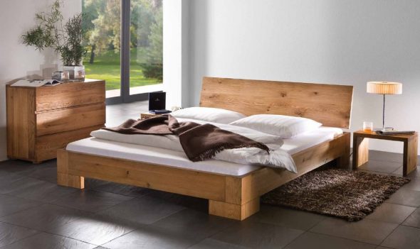 سرير مصنوع من خشب البلوط الصلب