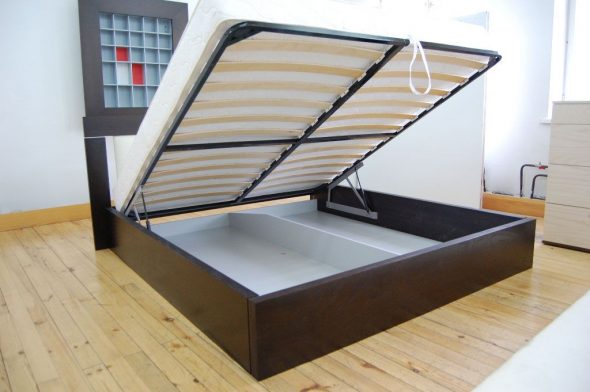 Bed with a lifting mechanism for the bedroom