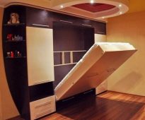Bed wardrobe with lifting mechanism