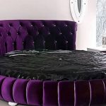 Okrągłe fioletowe łóżko