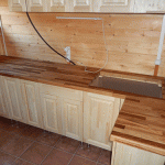المطبخ بسيط من الألواح الخشبية