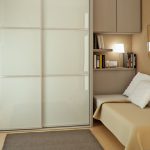Mažas minimalizmo stiliaus kambarys
