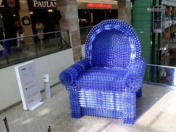 Meble wykonane z plastikowych butelek robią to samo krzesło