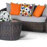 Wicker garden furniture upang bigyan