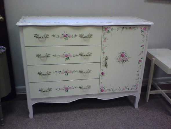 Restoration of old furniture - decoupage is done
