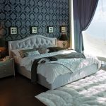 Zor bir yatak odası için yumuşak sırtlı beyaz yatak