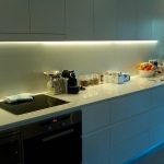LED aydınlatmalı beyaz mutfak