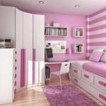 Vita och rosa ränder för insidan av ett litet sovrum