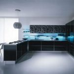 Modrý kuchyňský nábytek s modrým osvětlením