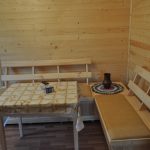 Drewniane meble z miękkimi siedzeniami do wiejskiego domu