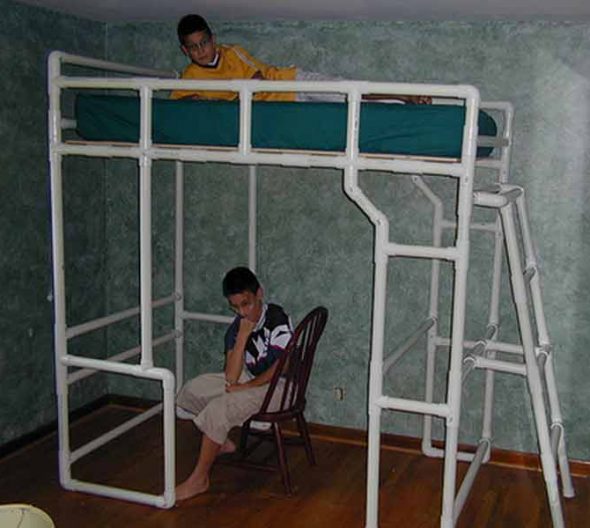 Dětská postel z PVC trubek