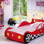Kırmızı araba şeklinde bir çocuk için bebek yatağı